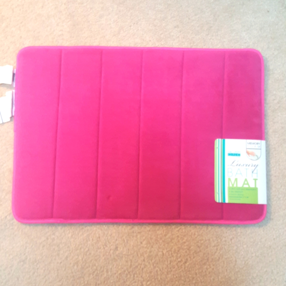 Medium pink New luxury bath mat 17 X 24"new w tags